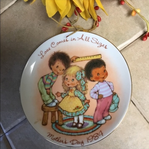 Avon Collectible Mother’s Day Decor Plates 1982, 83 & 84 - Picture 4 of 8